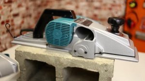 Электрорубанок MAKITA 1806B