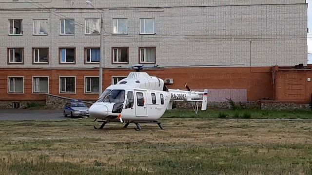 Взлёт медицинского вертолёта Ансат. смотреть онлайн