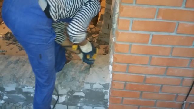 Снос стены, перегородки, работа перфоратором и зубилом, часть вторая смотреть онлайн