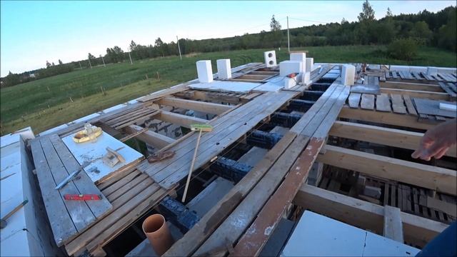 ?Сложно начать, зато потом дело пойдёт. Начало работ по кладке стен 2 го этажа. Рабочие моменты смотреть онлайн