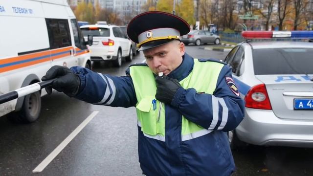 Опытные водители рассказали, почему они перестали моргать фарами предупреждая о ГАЙЦАХ. смотреть онлайн