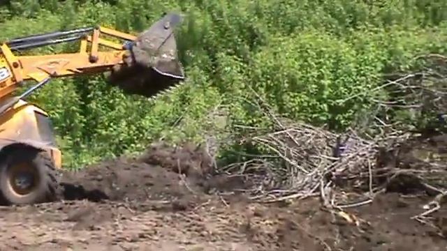 Расчистка и выравнивание строительного участка фронтальным погрузчиком Foton смотреть онлайн