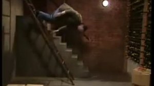 Пьяный мужик в винном погребе