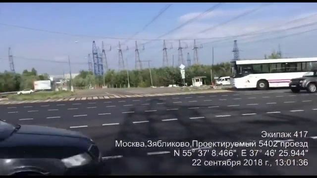 Сотрудники патруля сделали все возможное, чтобы никто не въехал в открытый канализационный люк смотреть онлайн