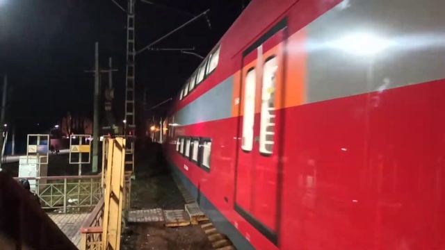 Красочное ночное прибытие новейшей электрички Иволга на платформу Водники новое наземное метро Моск смотреть онлайн