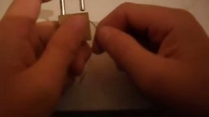 Как открыть замок,с помощью скрепкой?