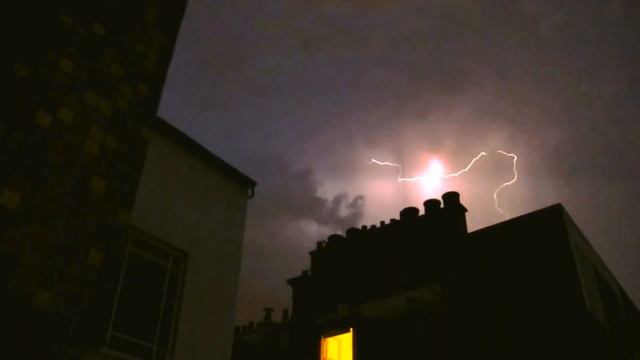 Гром гремит . Сверкают молнии . Это стоит увидеть .