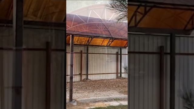 Навес из поликарбонат для одного автомобиля 6*4 арочного типа во дворе частного дома от «Спецкаркас смотреть онлайн