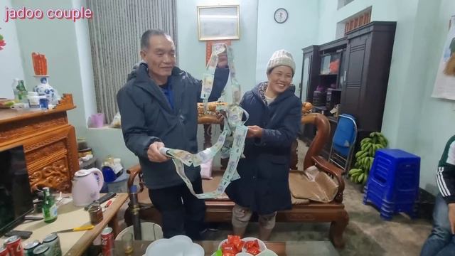쌀 3톤 일년 농사 수익금을 용돈으로 받으신 베트남 장인장모님의 반응 смотреть онлайн