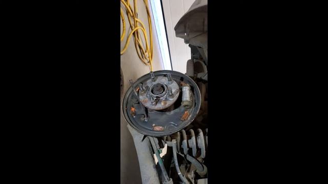 Pontiac Vibe Toyota Matrix Rear Drum Brakes replacement смотреть онлайн