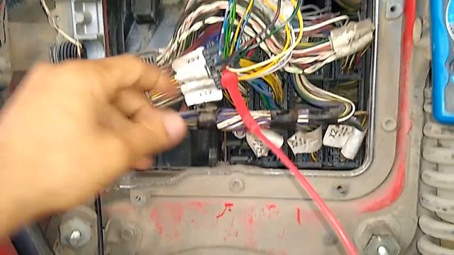 Curto circuito nos chicotes das válvulas ABS - Mercedes Benz Axor 2044 смотреть онлайн