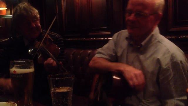 Friday night session at Pikeman's Bar in Tralee, County Kerry, Ireland. смотреть онлайн