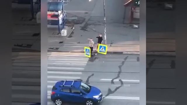 На россии два неравнодушных россиянина заметили элементы украинской символики на дорожных знаках. смотреть онлайн