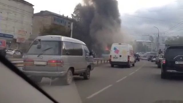 В Иркутске на синюшке сгорел автобус смотреть онлайн