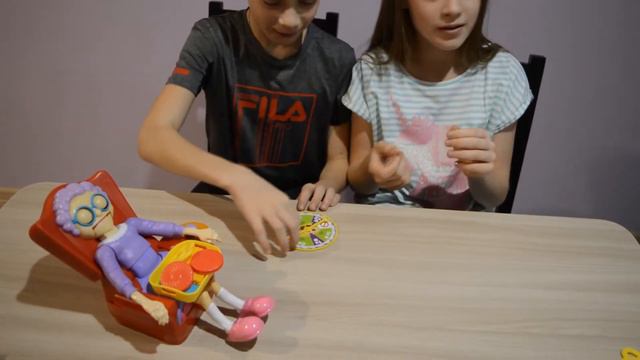 Играем в игру "НЕ РАЗБУДИ БАБУЛЮ"/Playing the game "DON'T SINCE BABULA" смотреть онлайн