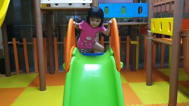 NANGIS NGAMUK? Perosotan Playground, Mandi Bola, Kuda Mainan, ES KRIM смотреть онлайн