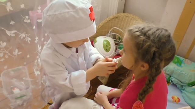Дети играют в доктора. Доктор ставит Насте большой укол смотреть онлайн