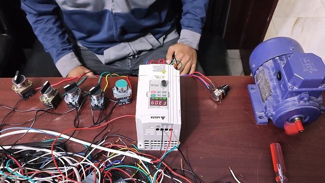 VFD Parameter Setting & Hardware Connection, VFD Multi-Step Setting Motor Controlling and Wiring смотреть онлайн