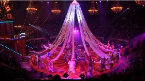 Дети вынужденных переселенцев из Донбасса увидели красочное шоу "Бурлеск" Гии Эрадзе в Самаре