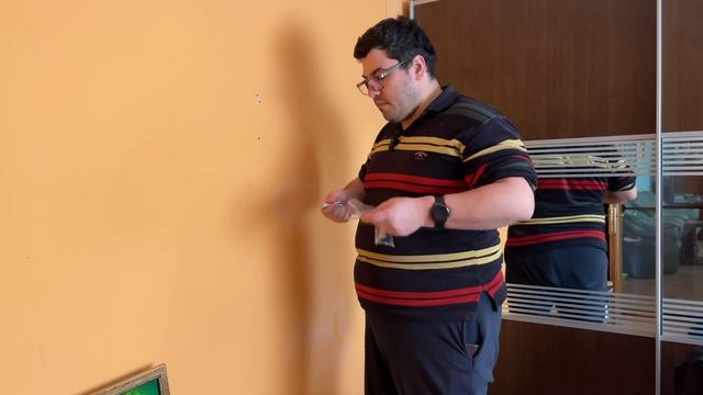 Installing a 100x100mm pivoting VESA wall mount смотреть онлайн