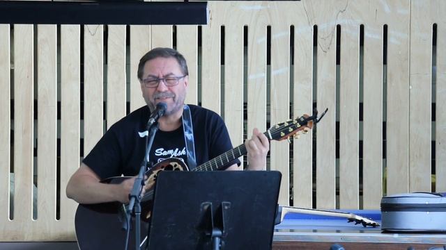 Олег Булгак с песней 