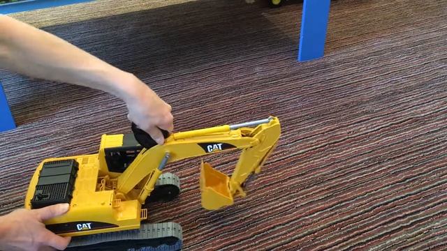 Caterpillar Excavator Toy by Bruder смотреть онлайн