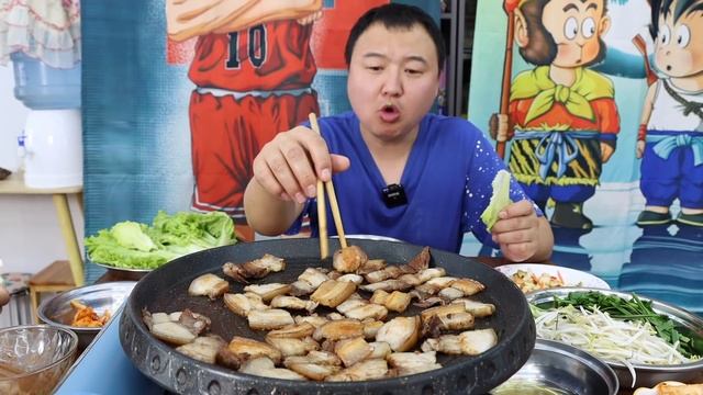 10斤五花肉，阿强和媳妇吃铁板烤肉，焦香肉嫩，用生菜裹着吃真爽【cram阿强】