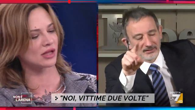Asia Argento contro Senaldi: "Stai zitto! Ti infilo il tacco in bocca come in un film di mio padre" смотреть онлайн