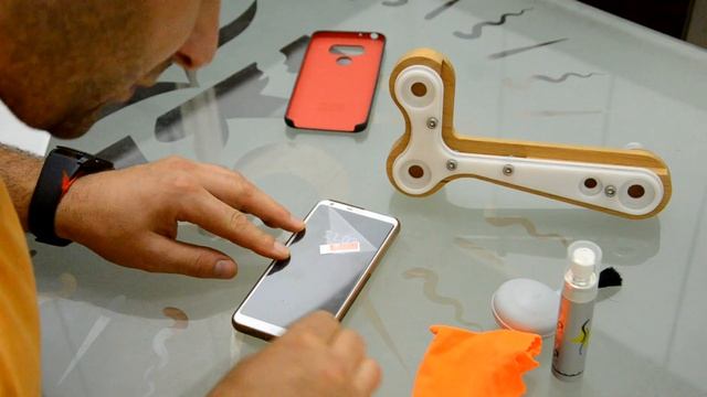 Как правильно наклеить стекло на смартфон смотреть онлайн