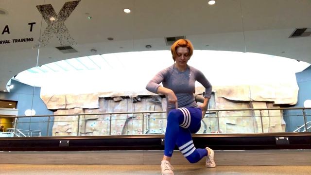 Curtsy Lunge Rotation (выпад назад в диагональ с поворотом) смотреть онлайн