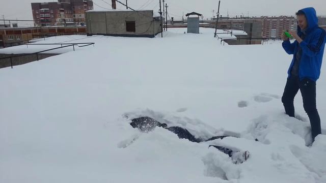 Прыгнул на крыше в снег! смотреть онлайн