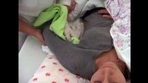 Смена нательного белья у лежачего больного в постели