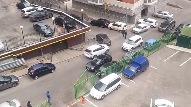 За рулём упёртая девушка | Вот почему не стоит покупать права смотреть онлайн
