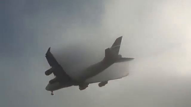 Огромный Boeing 747 появляется из ниоткуда смотреть онлайн
