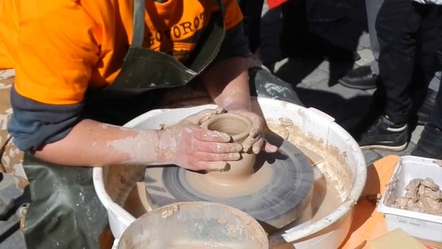 Вятский Арбат-2015: изготовление глиняного горшка на гончарном круге с нуля до готового изделия смотреть онлайн