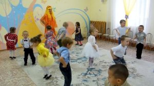 Общий веселый танец в средней группе "Солнечные зайчики"