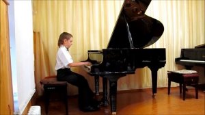 Бах Шутка Фортепиано. Юный пианист.