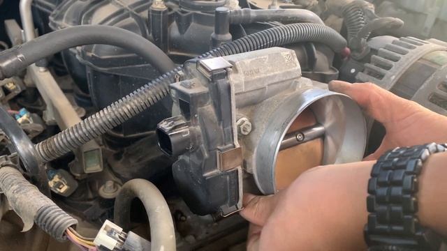 Simple Throttle Body Clean on Chevy Silverado or GMC Sierra смотреть онлайн