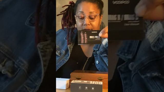 Dreadhead Vape Queen unboxes VooPoo Drag S смотреть онлайн