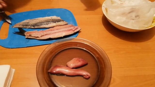 How to quickly clean herring / Как быстро почистить селедку смотреть онлайн