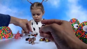 Игрушки и конфеты таракан и бутылка 7Up в больших яйцах с глазами Toys & candy 7