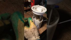 Замена фильтра топливного насоса POLO седан Видео 2