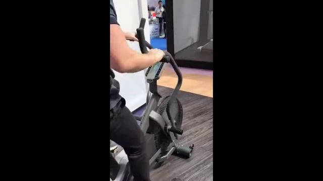 Велотренажер для интервальных тренировок Proteus Airbike IA7 смотреть онлайн