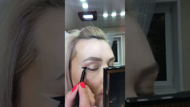 Учимся рисовать #стрелки для нависшего века. #бьюти смотреть онлайн