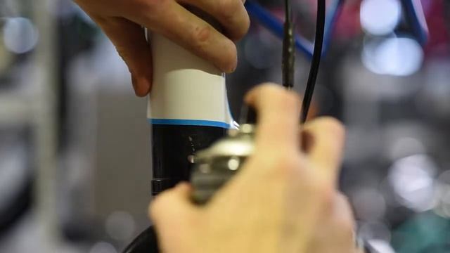 Тросики протирают краску на раме велосипеда? Исправляем повреждения и клеим защиту от царапин! смотреть онлайн