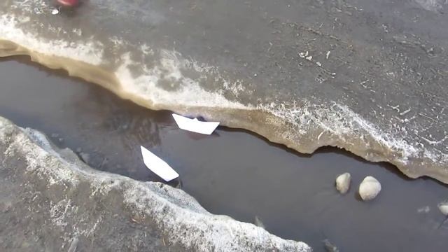 VLOG ЗАПУСКАЕМ БУМАЖНЫЕ КОРАБЛИКИ ПО РУЧЕЙКУ ВЕСНА смотреть онлайн