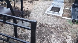 Столик и угловая лавочка на кладбище 2