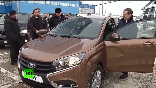 Дмитрий Медведев провел тест драйв Lada XRay смотреть онлайн