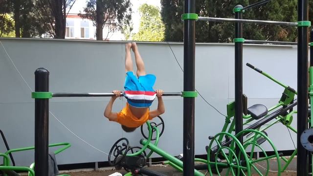 Подъем переворотом на перекладине 41 раз Егор 10 лет Ялта