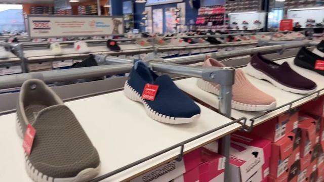 SKECHERS FACTORY OUTLET SANDALS SHOES || SHOP WITH ME смотреть онлайн